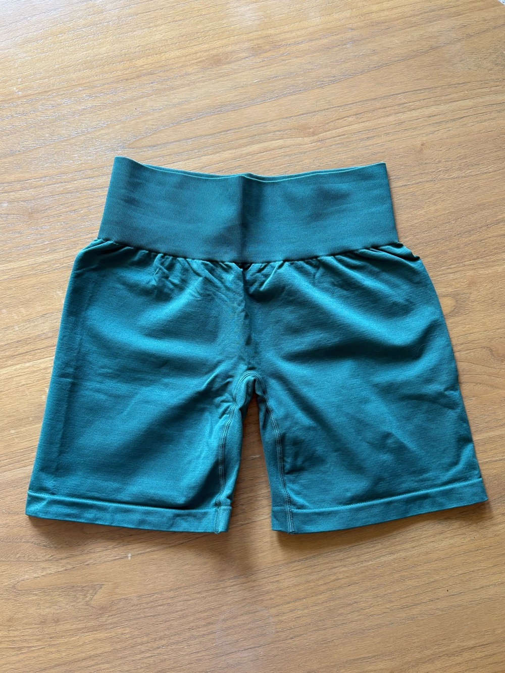 NVGTN Solid Seamless Shorts in Emerald Green - Picture 4 of 7